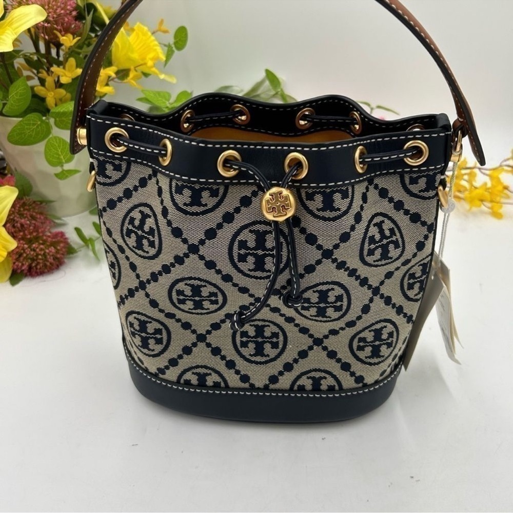 Women’s Tory Burch, T monogram bucket bag, dark navy blue. - Picture 2 of 6